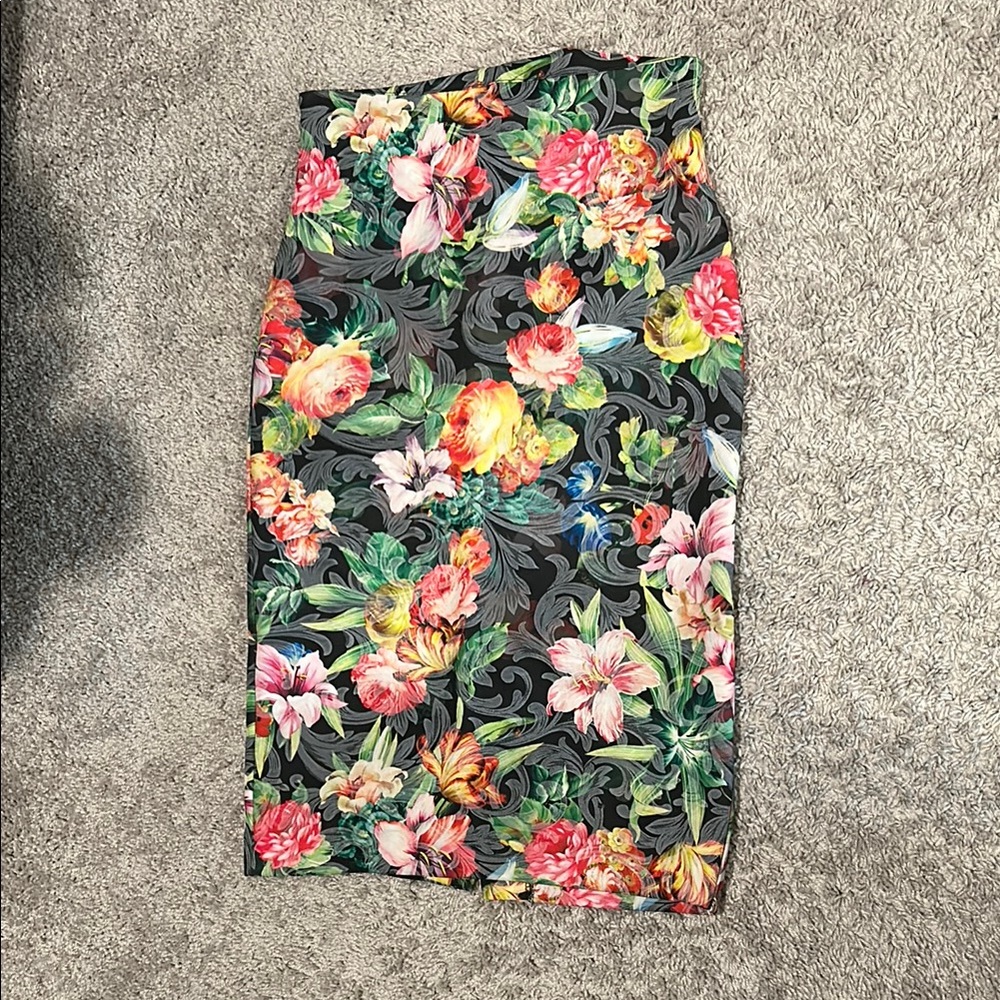 Floral Stretchy Pencil Skirt-New York & Co size XS. Zip up back with back slit
